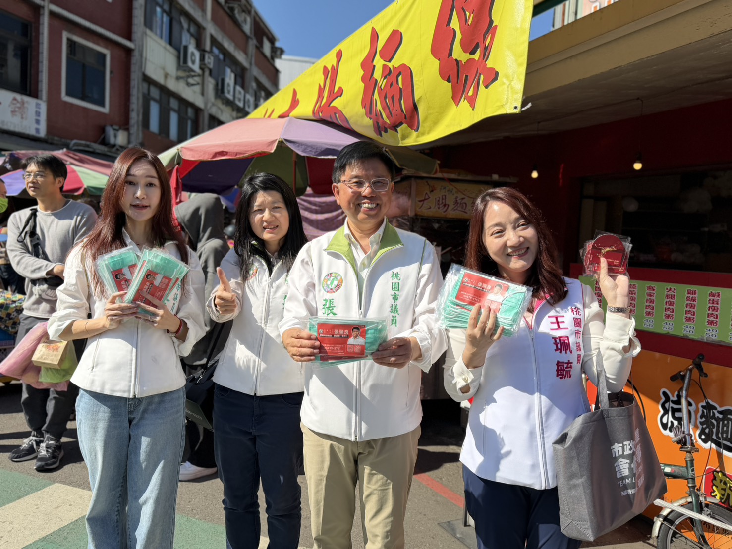 賴清德福袋加持 張肇良與同黨議員龍潭市場拜年 拚民調留議會 賴清德福袋加持 張肇良與同黨議員龍潭市場拜年 拚民調留議會