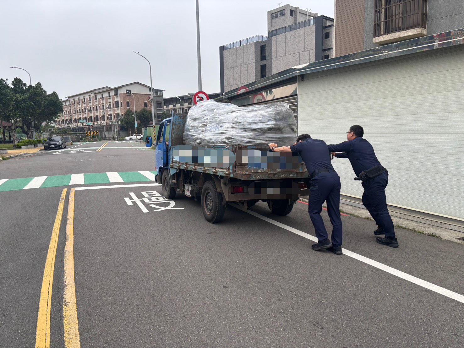 新屋小貨車卡路中影響通行 警火速解圍