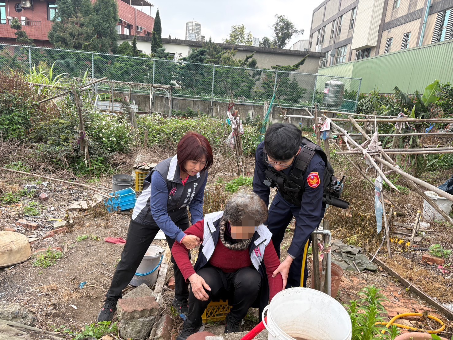 新屋老婦體力不支倒臥田間 警護送返家