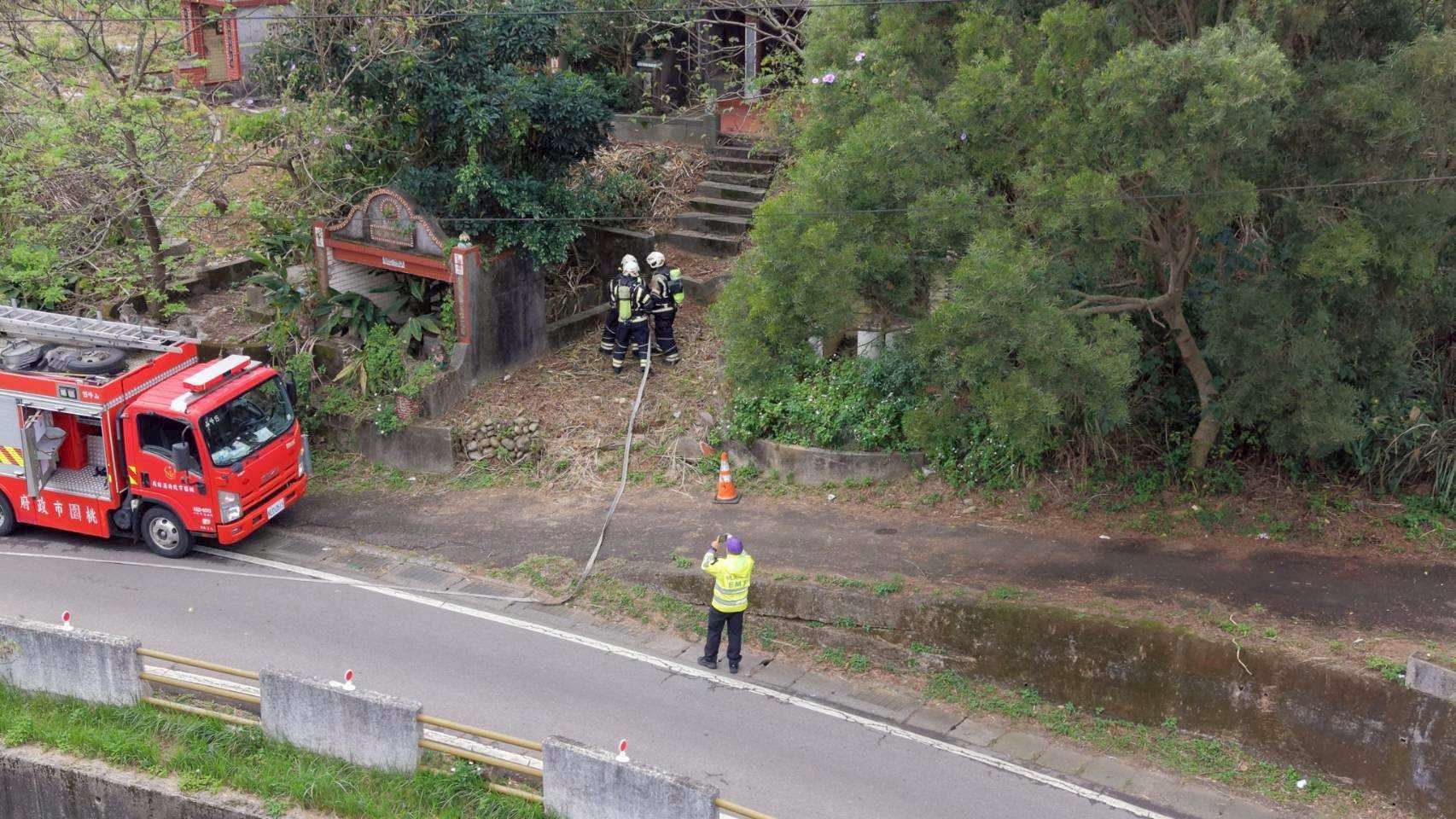 山峰消防分隊清明前夕演練墓地搶救 提醒民眾遵守4不原則
