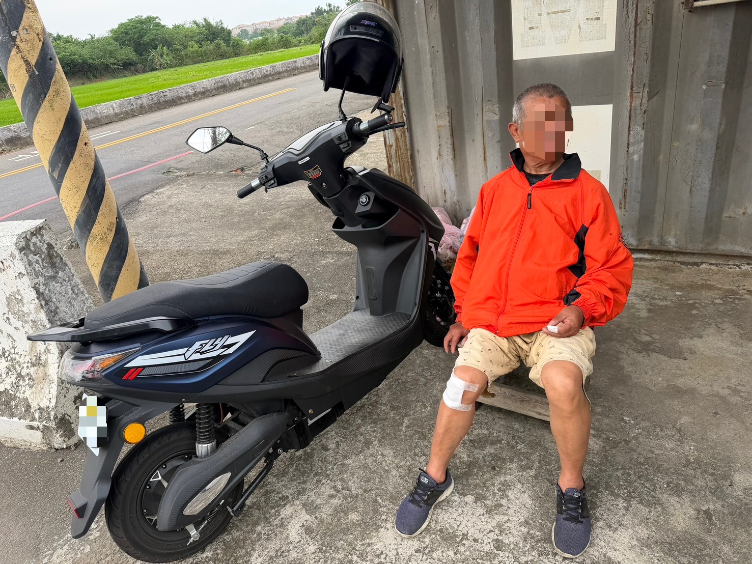 楊梅老翁受傷獨坐路旁 巡警火速伸援