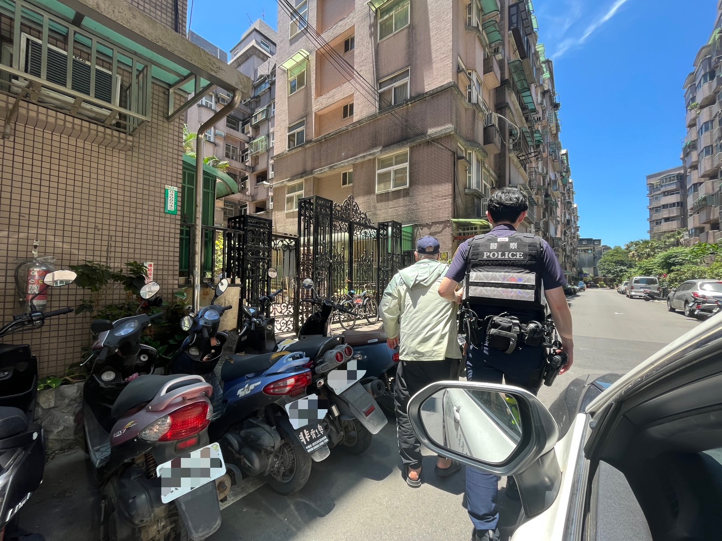 8旬翁外出購物忘記回家路 楊梅警暖心開車送返家