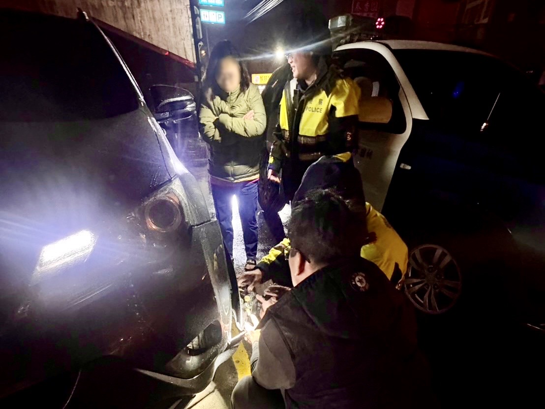 小客車國道撞掉落物受困龍潭 暖警化身「黑手」冒雨修理助返家