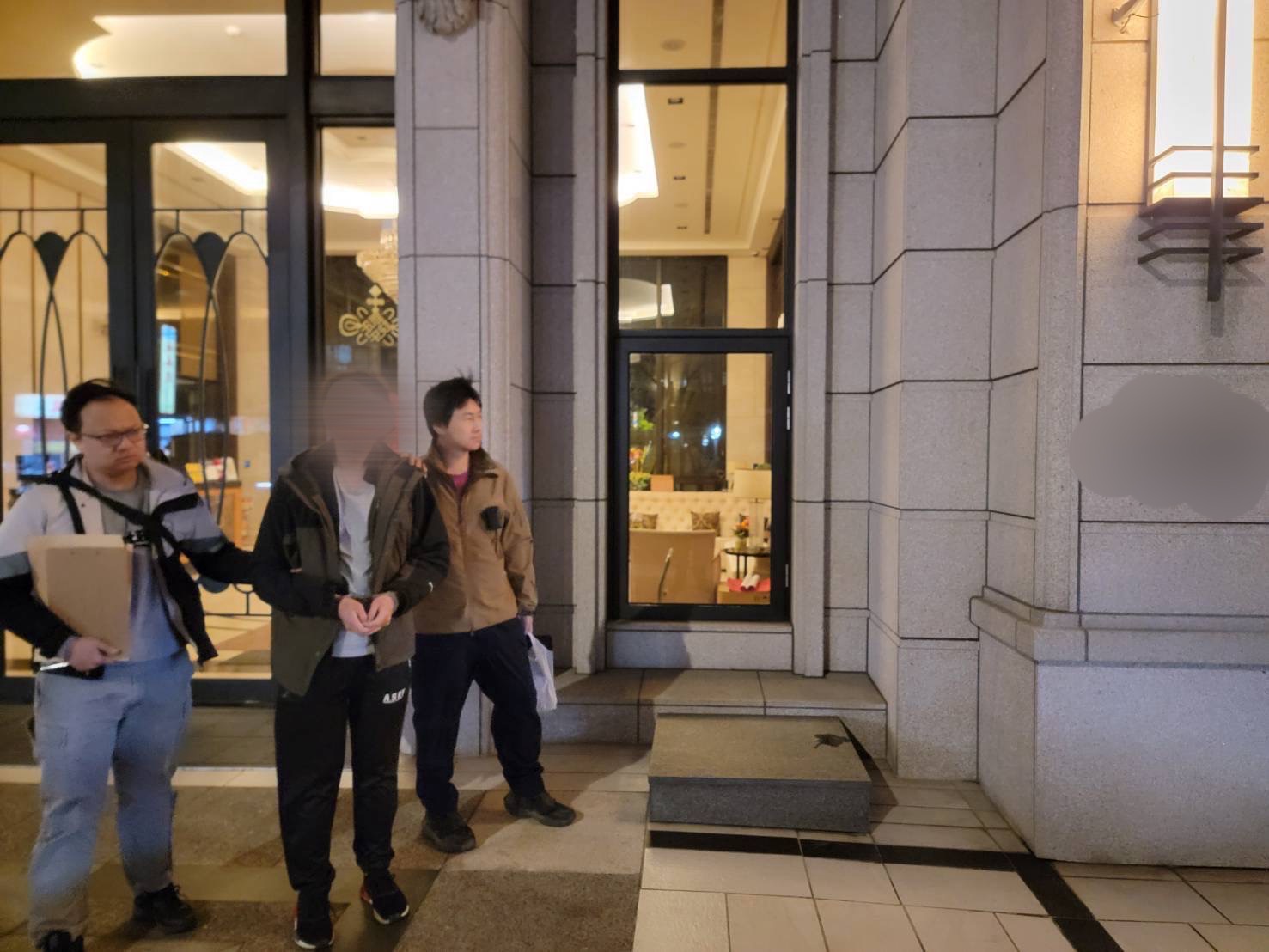 詐騙車手超商1舉動露餡 龜山警尾隨至取款現場逮人 詐騙車手超商1舉動露餡 龜山警尾隨至取款現場逮人