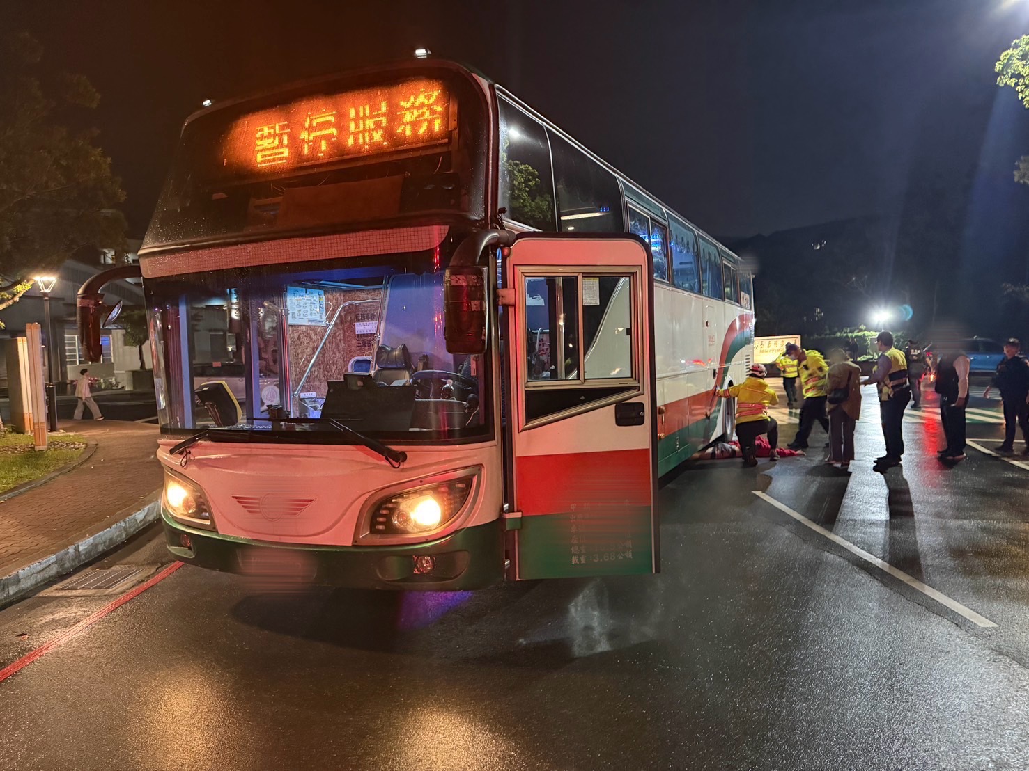 長庚大學驚傳公車輾人!20歲學生下半身卡車底 重傷住進加護病房 長庚大學驚傳公車輾人!20歲學生下半身卡車底 重傷住進加護病房