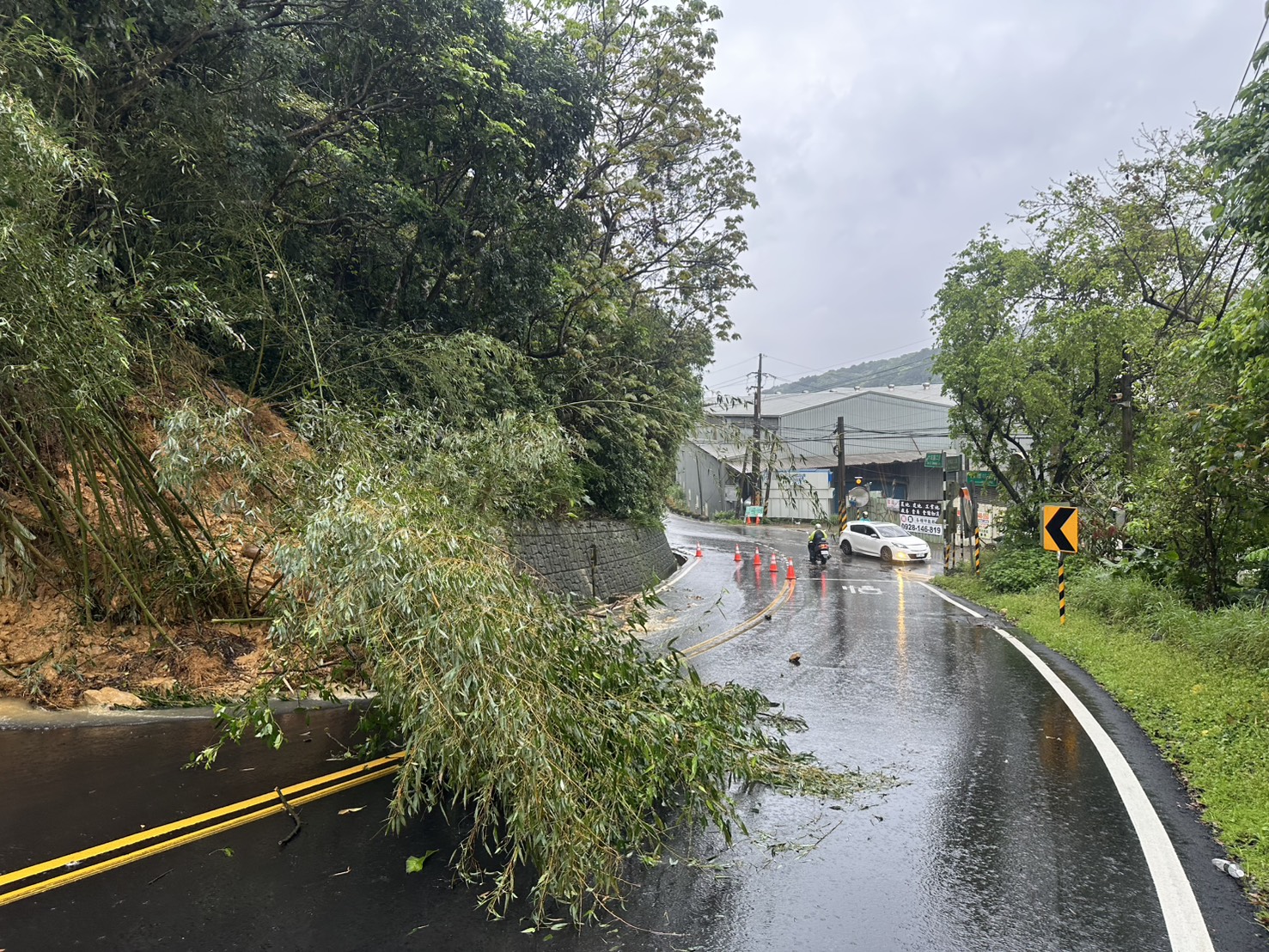 龜山大坑路三段土石滑落管制中 警方曝預計恢復通行時間