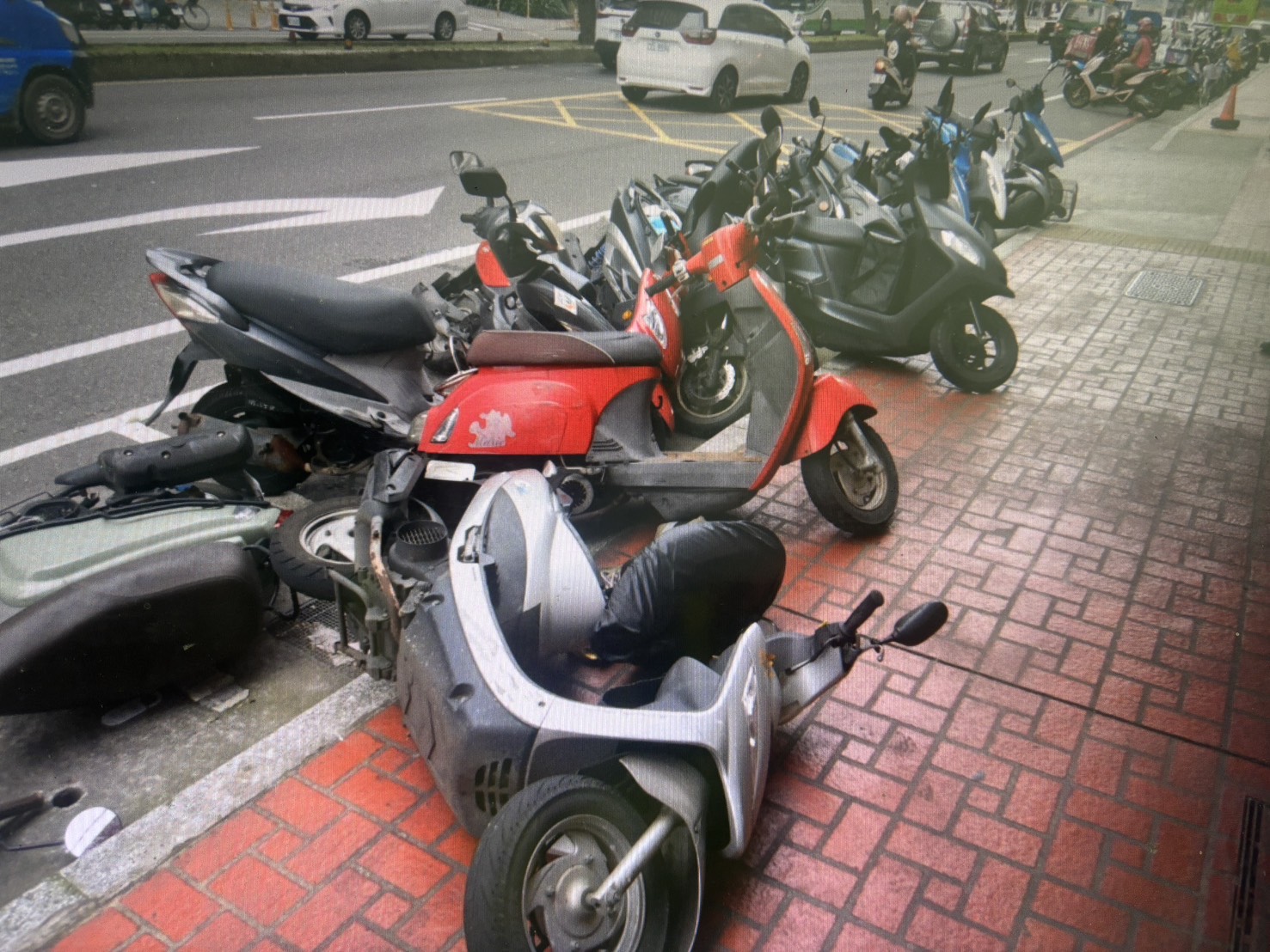 【有片】龜山自小貨車撞倒14台機車波及路人 駕駛棄車跑了 【有片】龜山自小貨車撞倒14台機車波及路人 駕駛棄車跑了