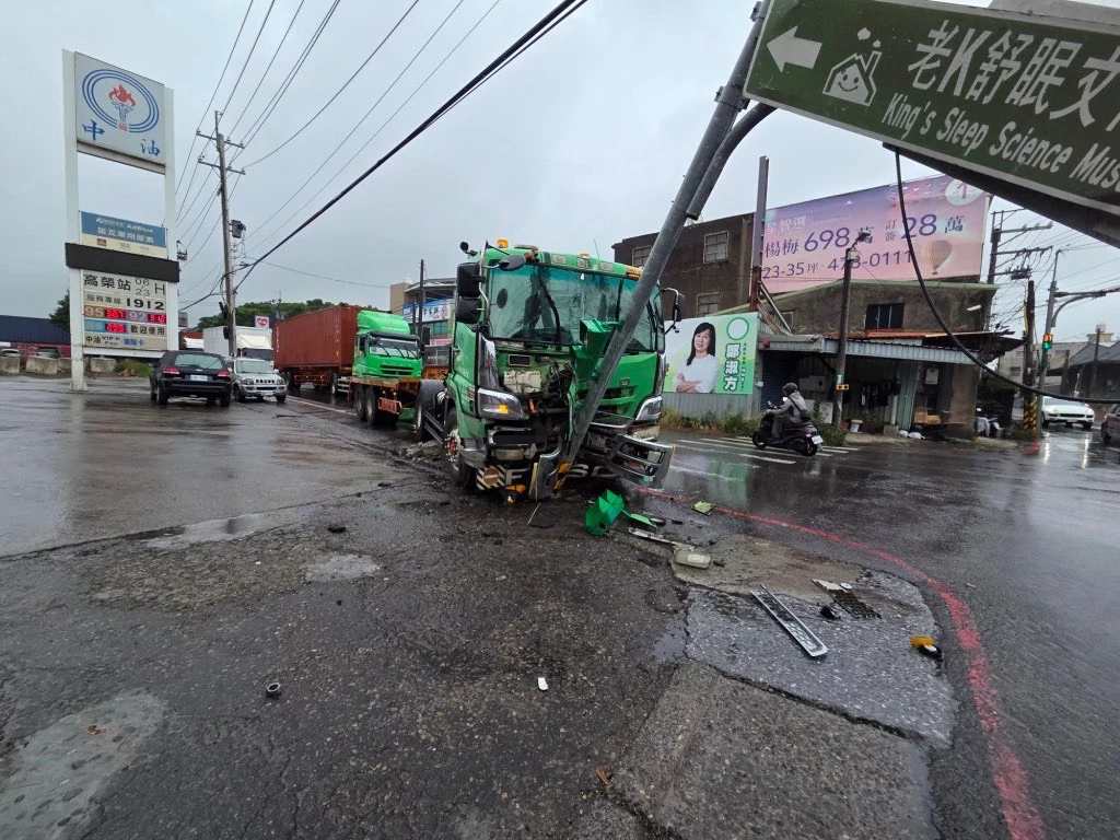 【有片】桃園楊梅大貨車雨天路滑失控！猛衝撞倒號誌桿