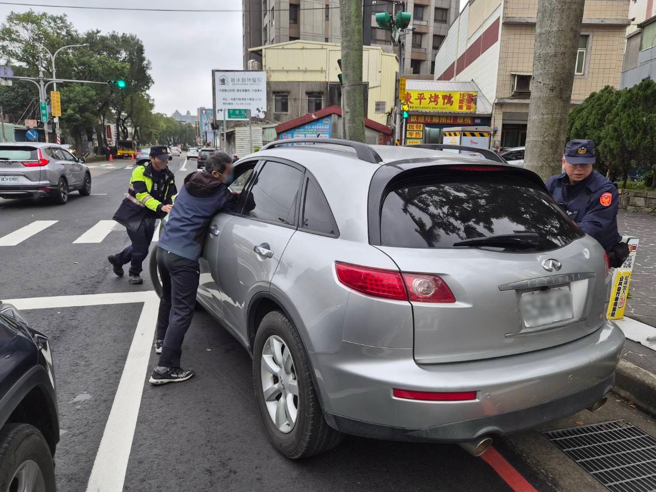 捨不得被賣？龍潭老車「剛估完價」路口熄火 警徒手推車解圍