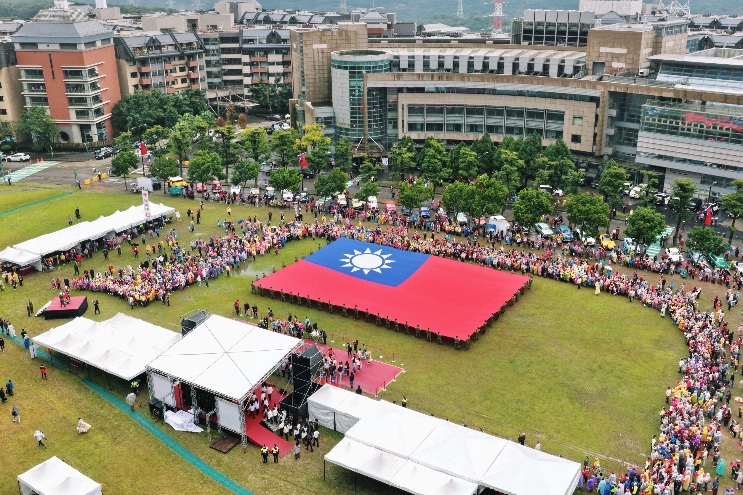 桃園市府元旦升旗典禮移師長庚養生村 張善政祝福市民健康長壽