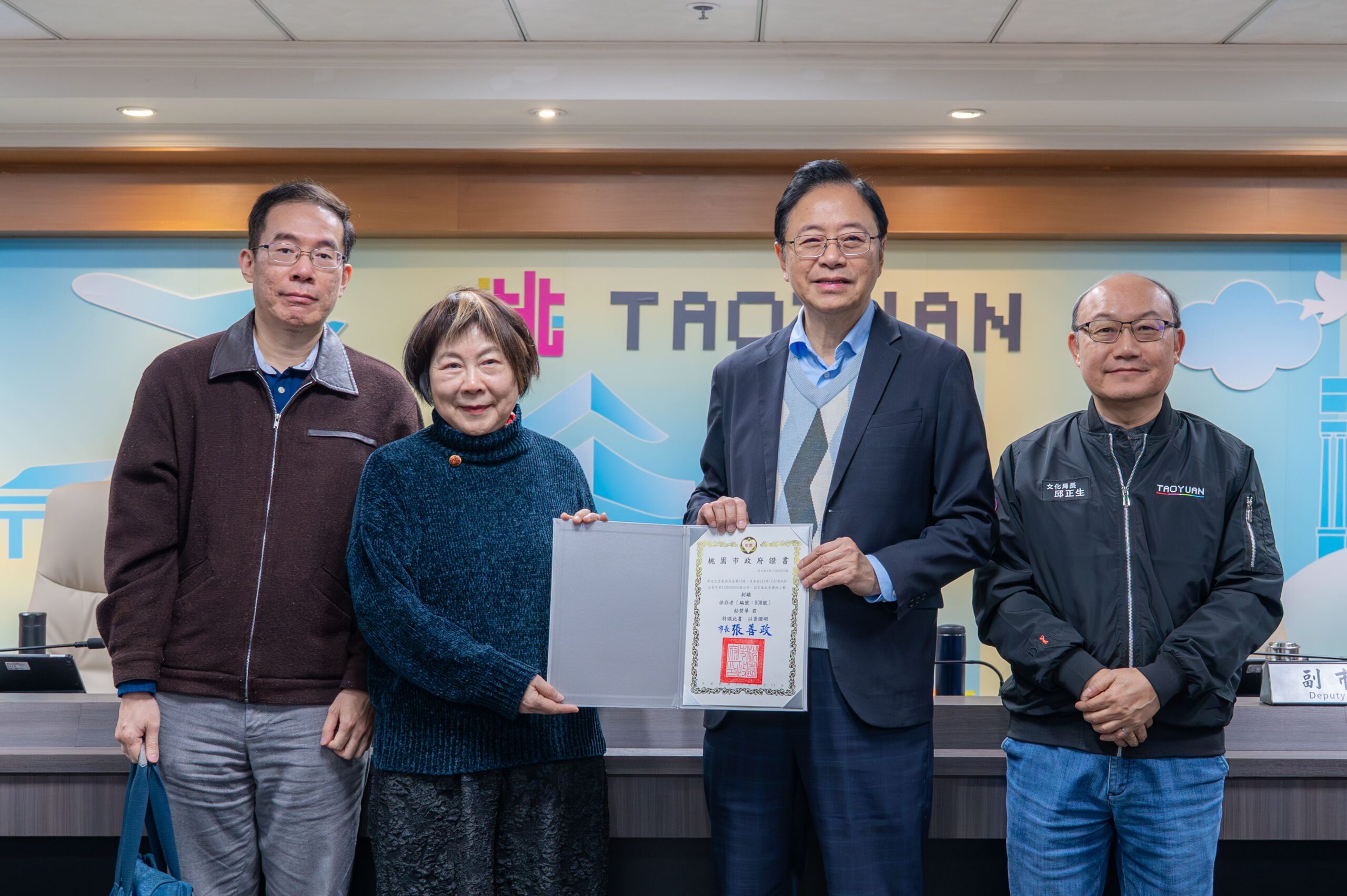 守護刺繡傳藝！張善政頒無形文資證書 肯定粘碧華卓越貢獻