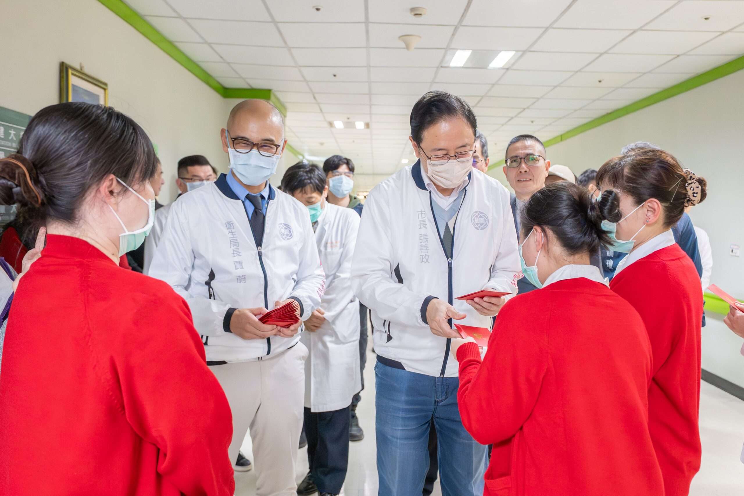 張善政慰問林口長庚醫護 發福袋感謝春節守護市民 張善政慰問林口長庚醫護 發福袋感謝春節守護市民