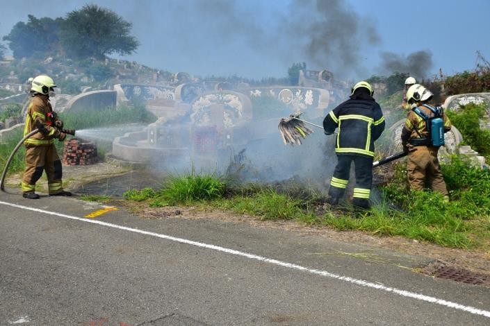 清明掃墓不用火!消防署籲違規焚燒雜草最高可罰十萬元 清明掃墓不用火!消防署籲違規焚燒雜草最高可罰十萬元
