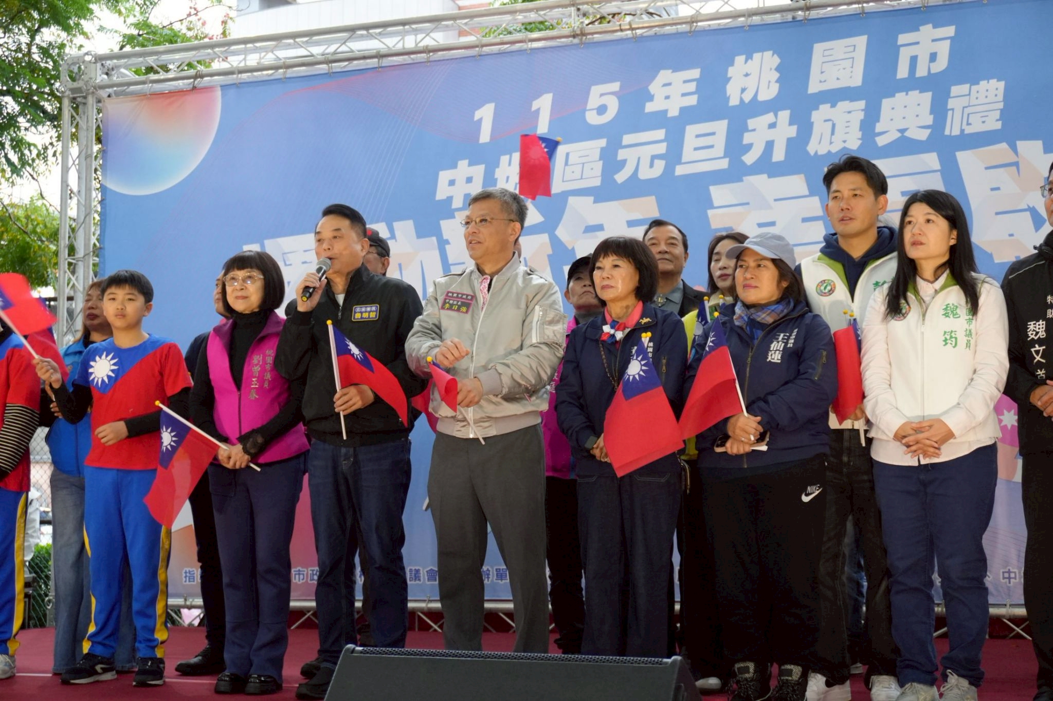 中壢區公所舉辦元旦升旗典禮 歌手李明德領唱國歌