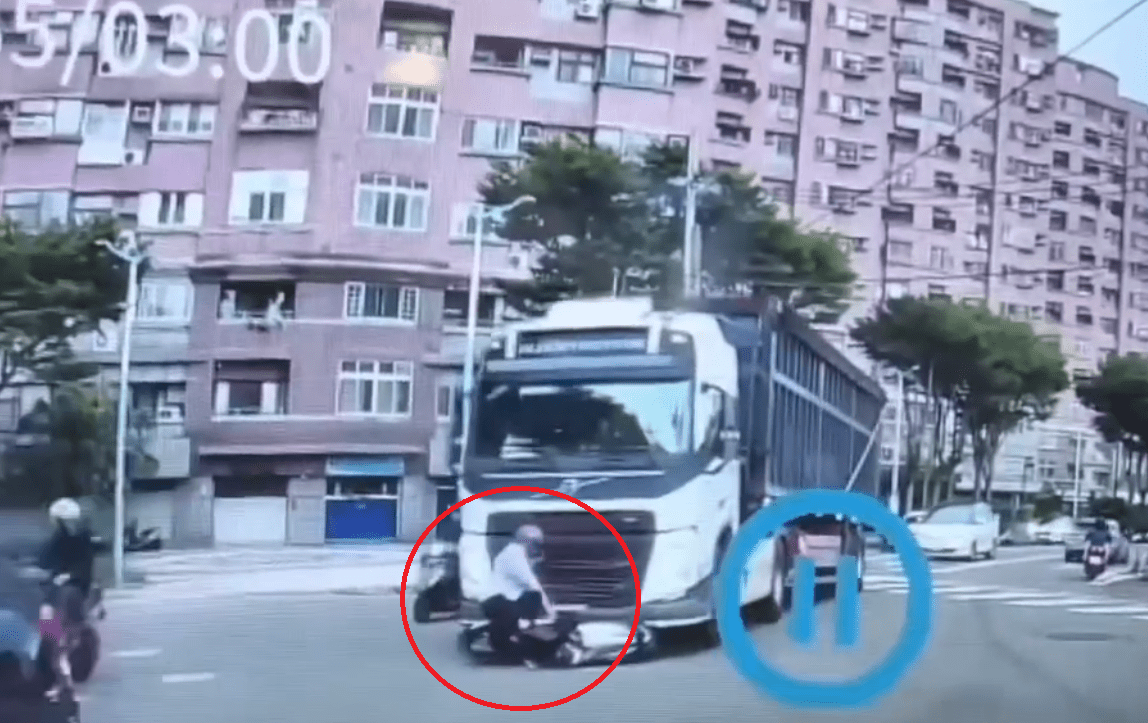 【有片】龜山曳引車推撞機車沒發現 騎士「陸上衝浪」驚險畫面曝