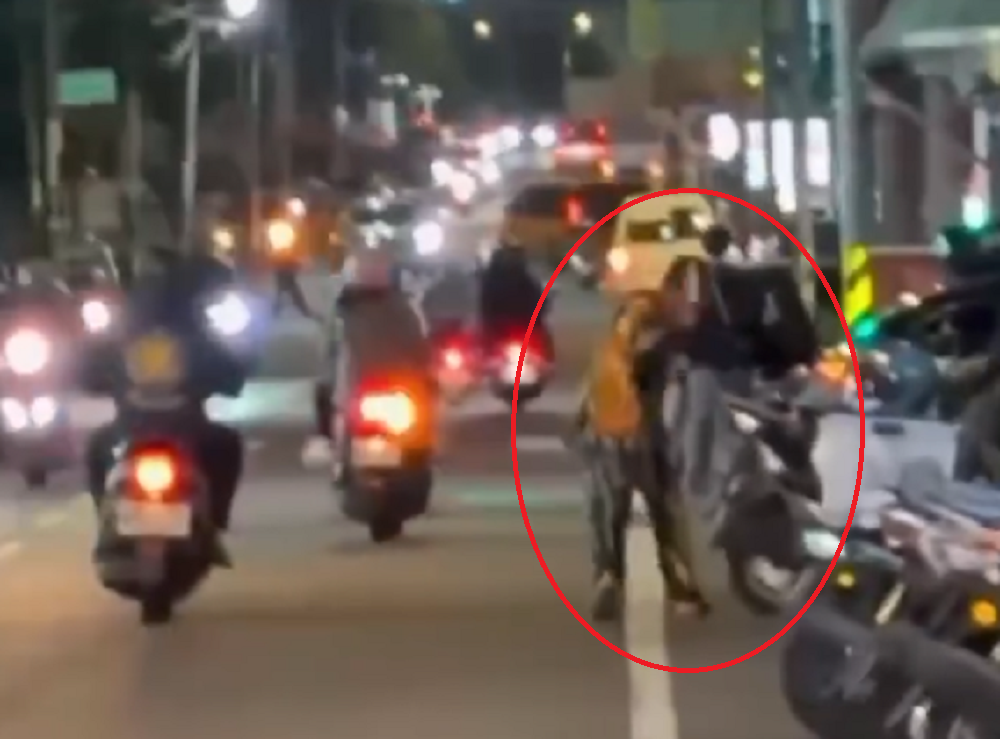 內壢醉漢喊要殺人 菜刀狂砍路邊汽機車