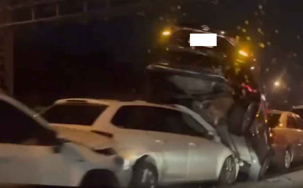 國1楊梅5車連環撞！驚見小客車整台被「鏟起」