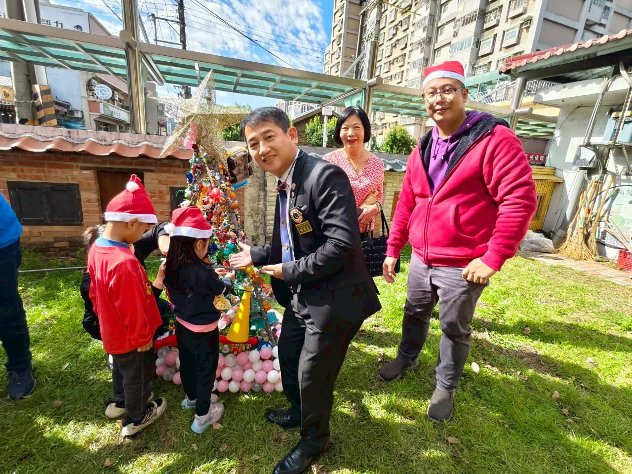 楊梅瑞埔國小打造環保聖誕樹 「舊物新用」迎接2026