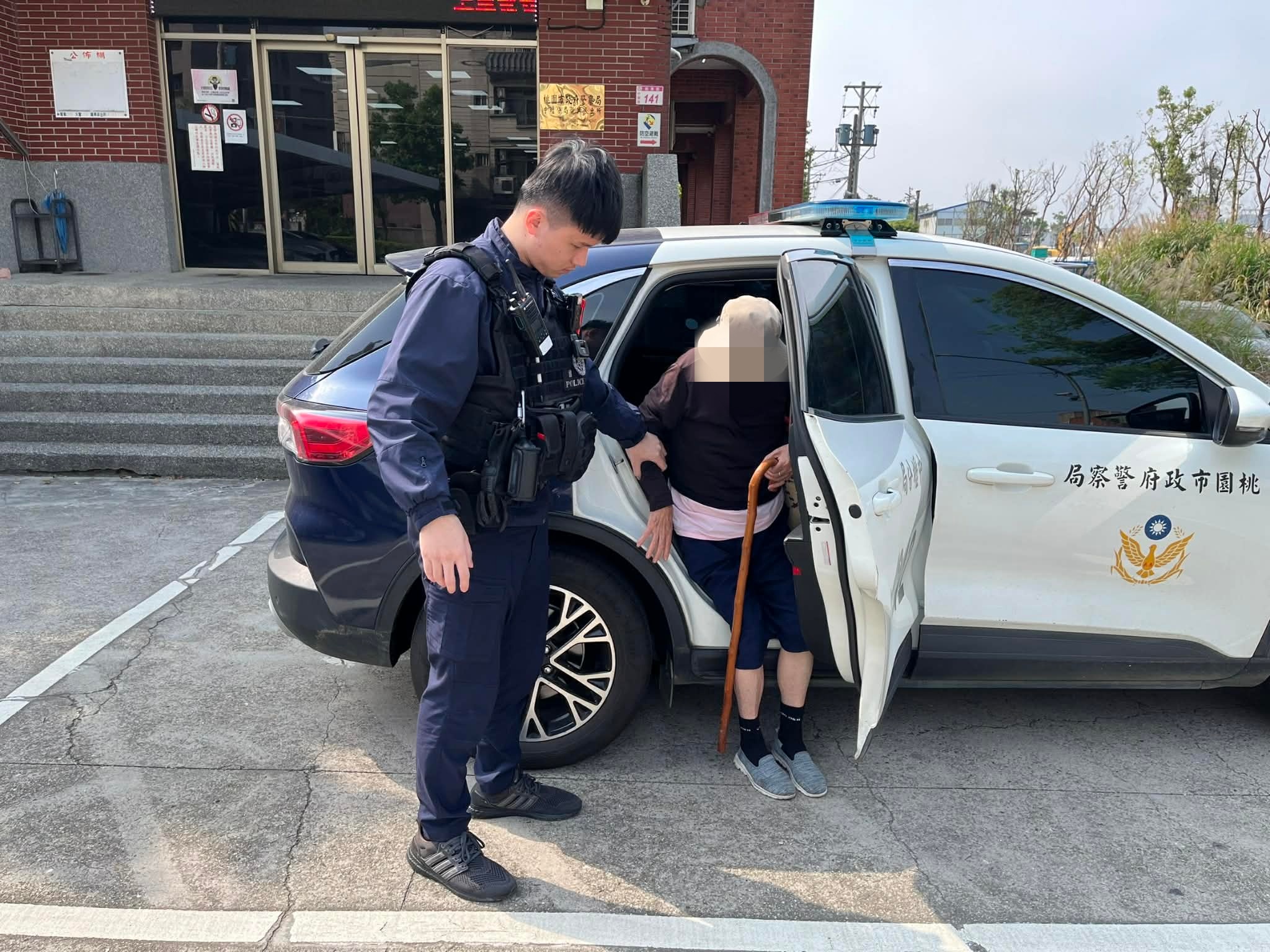 中壢失智老婦拄枴杖徘徊 暖警耐心安撫助返家