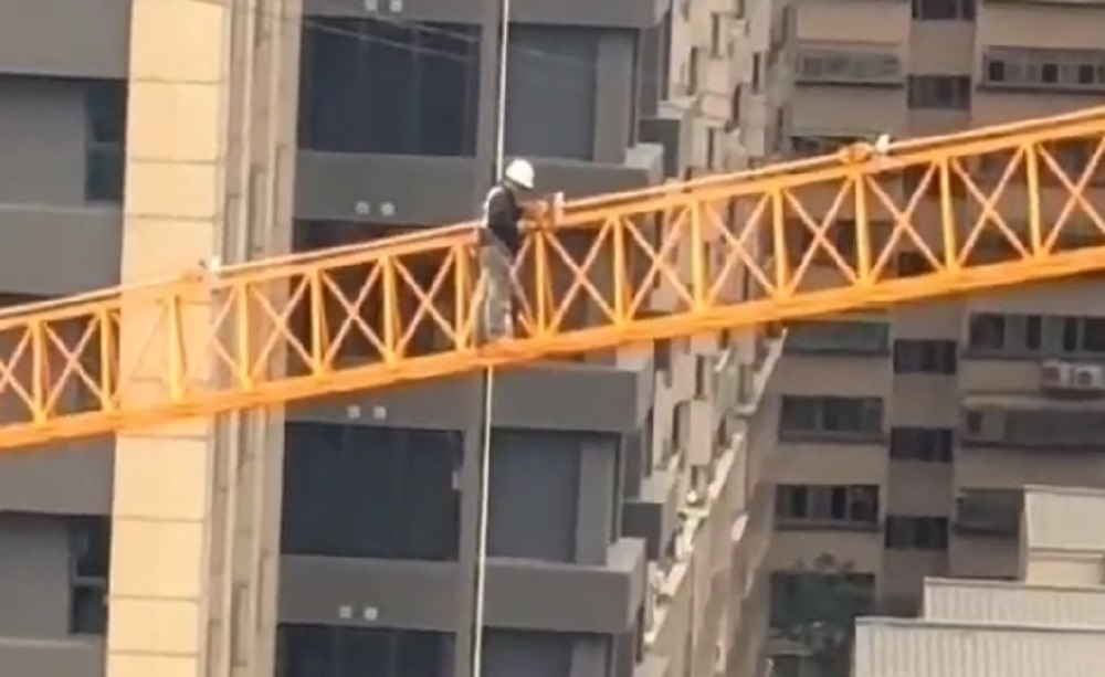 危險!桃園工人「無防護」走在塔吊吊臂上 勞檢處:最高可罰30萬
