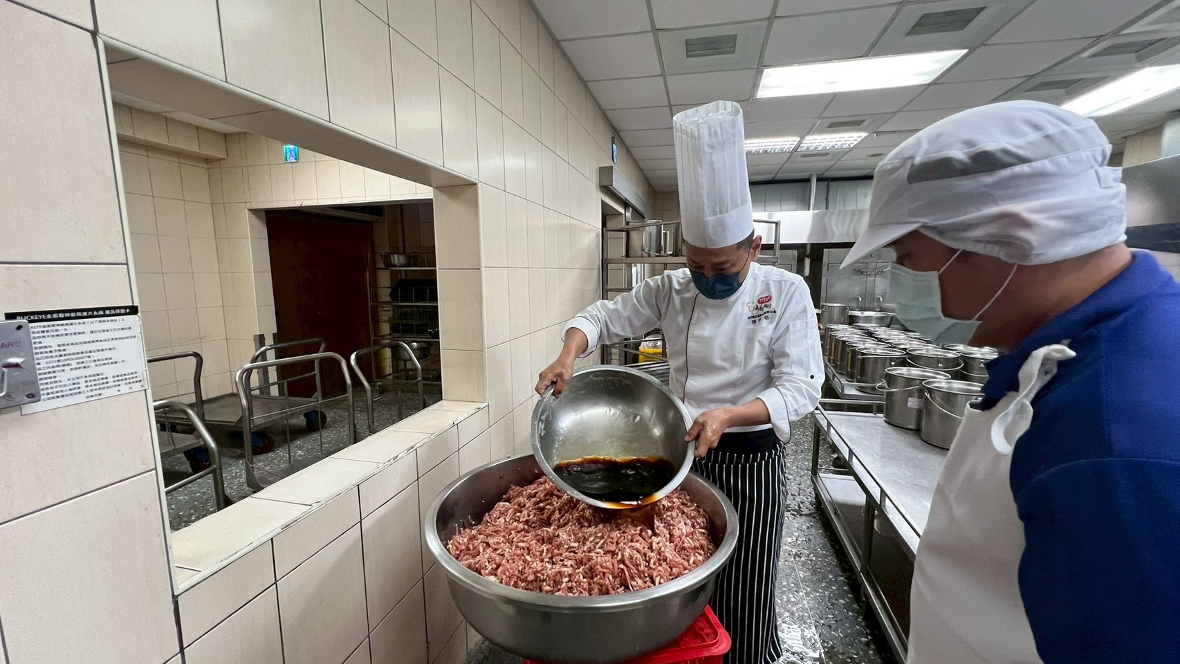 金牌廚師「宗佑師」楊梅國小示範CAS豬肉料理 提醒學童珍惜糧食