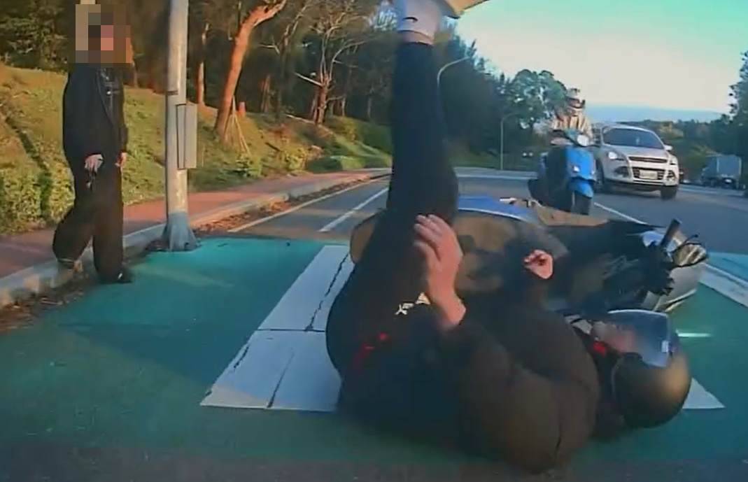 【有片】國體大校門口車禍！機車停讓遭追尾 行人尷尬倒退嚕