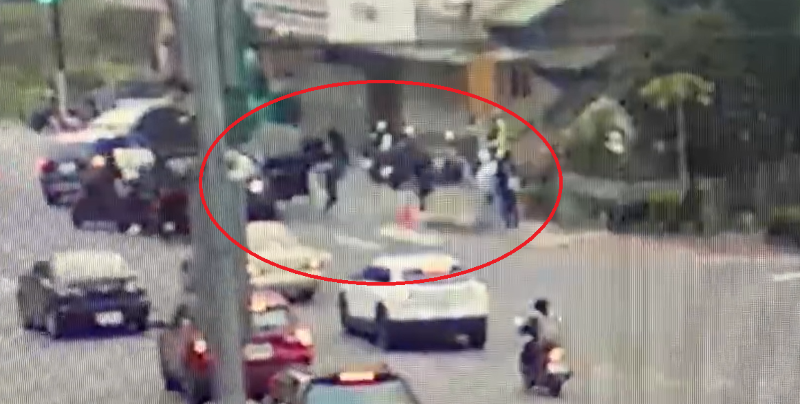 【有片】龜山移工躲警察攔檢 5人棄車狂奔畫面曝 【有片】龜山移工躲警察攔檢 5人棄車狂奔畫面曝