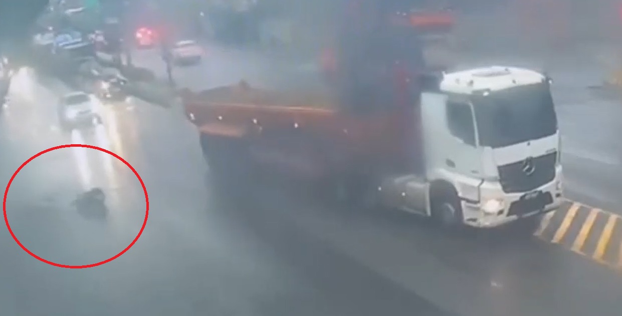 【有片】扯！蘆竹曳引車忘收防塵網 勾倒號誌桿害騎士慘摔