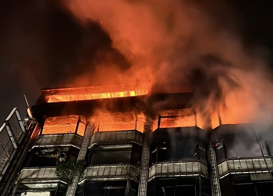 桃園區和平路凌晨大火 消防出動85人灌救