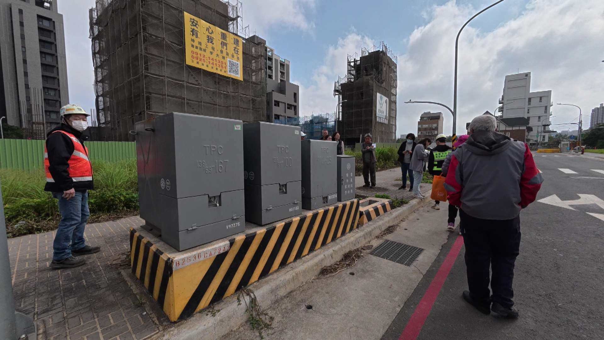 桃園航空城變電箱擋門口無法拆 安置戶怒批市府將風險推給民眾 桃園航空城變電箱擋門口無法拆 安置戶怒批市府將風險推給民眾