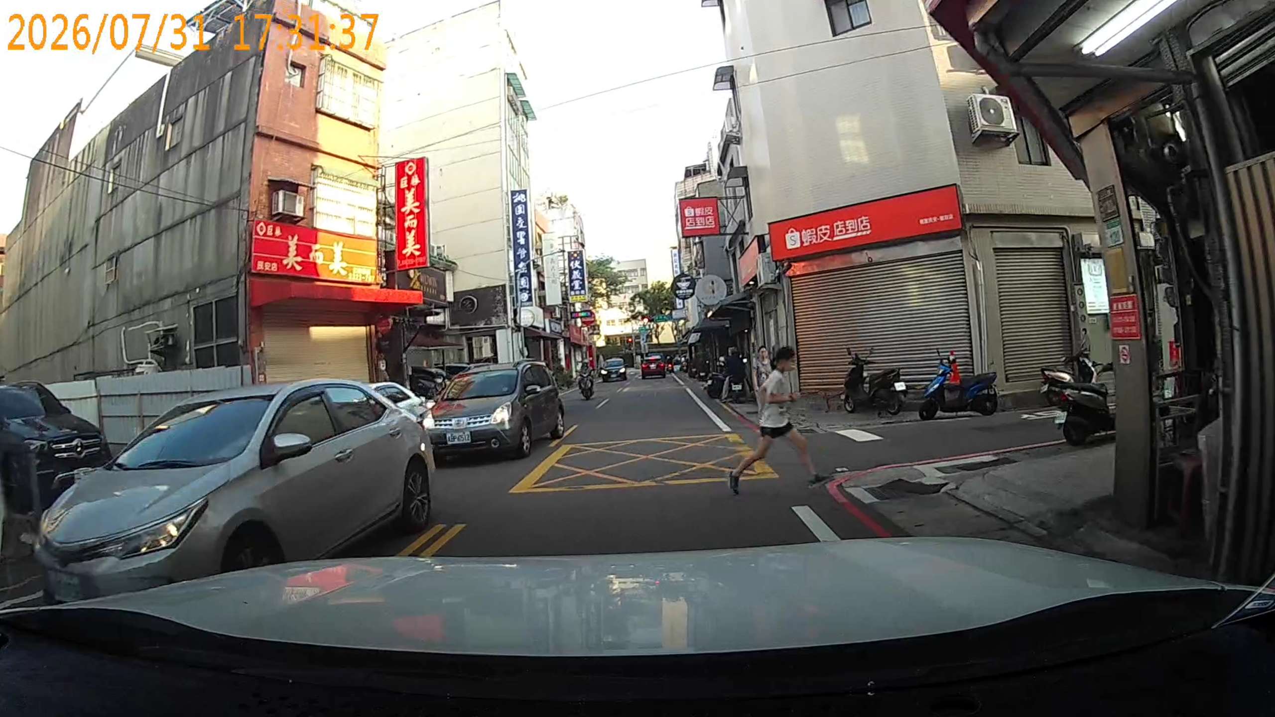 【有片】馬路如虎口具象化了！桃園女童無視來車奔跑過馬路駕駛嚇傻