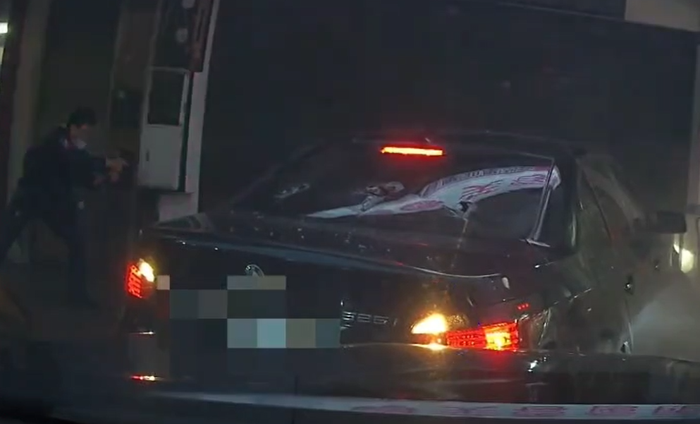 桃警開槍了！通緝犯拒捕加速逃 仍狼狽落網